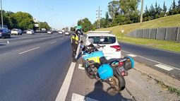 Mientras patrullaban, nuestros agentes divisaron a un conductor que circulaba por la banquina sin hallarse en emergencia. Lo detuvieron, verificaron la documentación y labraron el acta correspondiente.  AU Panamericana, KM 22. #ElControlSalvaVidas. Seguridad Vial / @InfoSegVial..