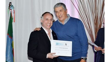 DIPLOMA. Piermarini junto a Roncayolo, uno de los comerciantes reconocidos..