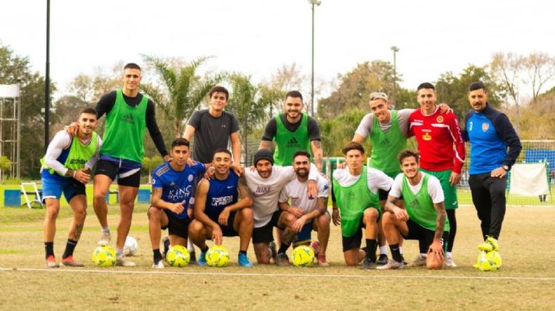Hay equipo. La pose clásica de los futbolistas luego de la práctica..