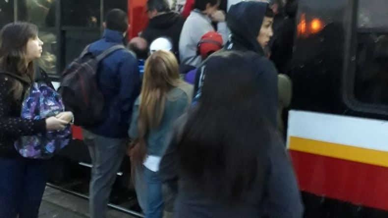 Largas filas para abordar el Belgrano Norte, en el primer día de los nuevos horarios..