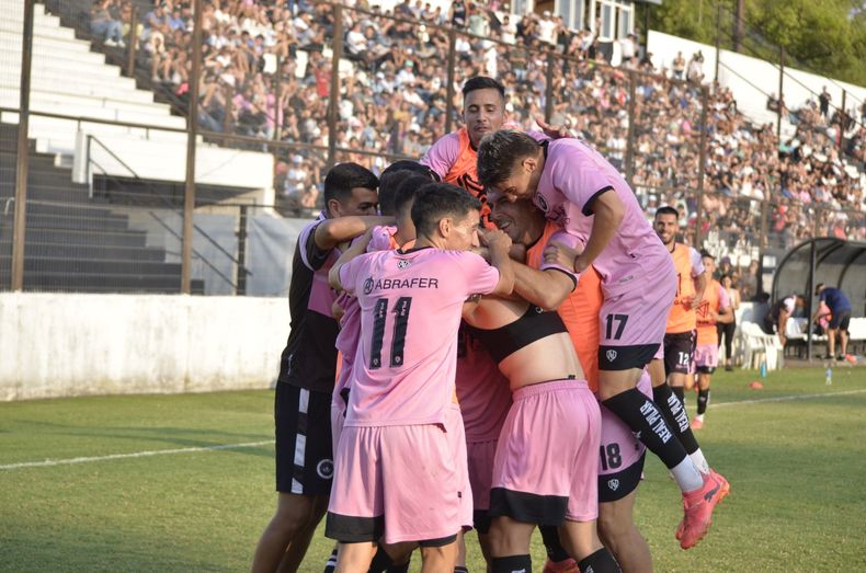 FESTEJO. Real Pilar cumplió uno de sus objetivos.