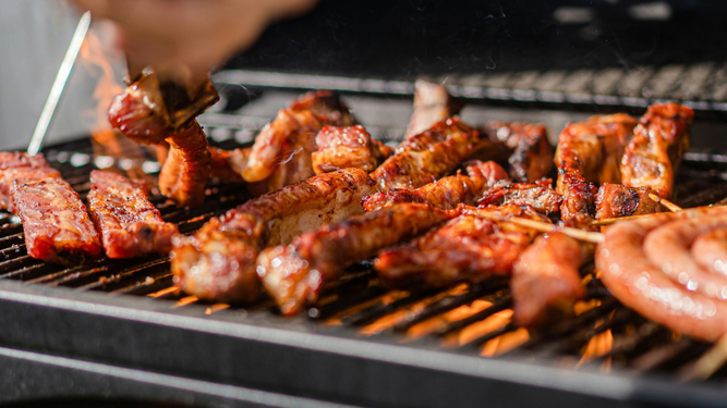 Asado: ¿cuántas veces hay que dar vuelta la carne en la parrilla?