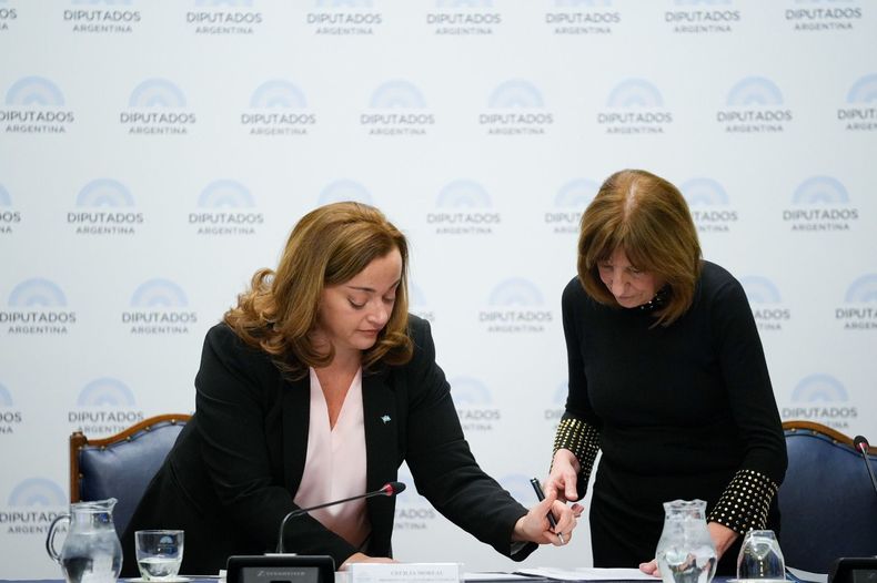 FIRMA. Cecilia Moreau rubricó el convenio con dos entidades cardiológicas.