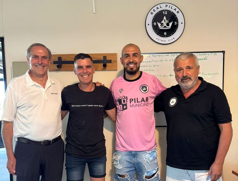 PRESENTACIN Marcos Riquelme con la camiseta junto a Gustavo Fontana Piter Torres y el presidente Csar Mansilla