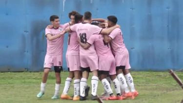 FESTEJO EN GENERAL RODRÍGUEZ. Todos abrazan a Ariel Otermín, autor de un golazo.&nbsp;