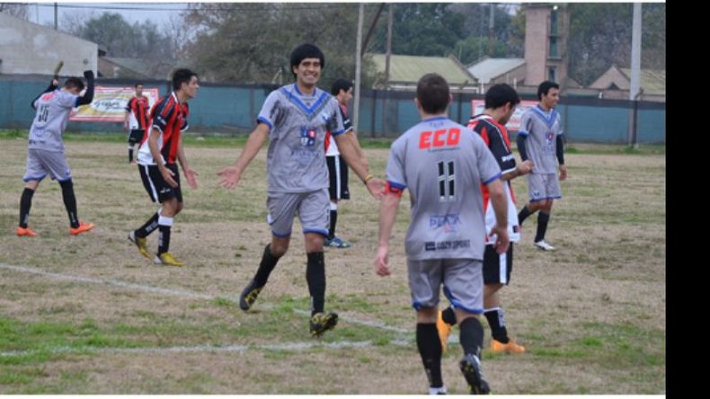 SALUDO. Anchával le dedica su gol a Alberto Videle, por la asistencia..