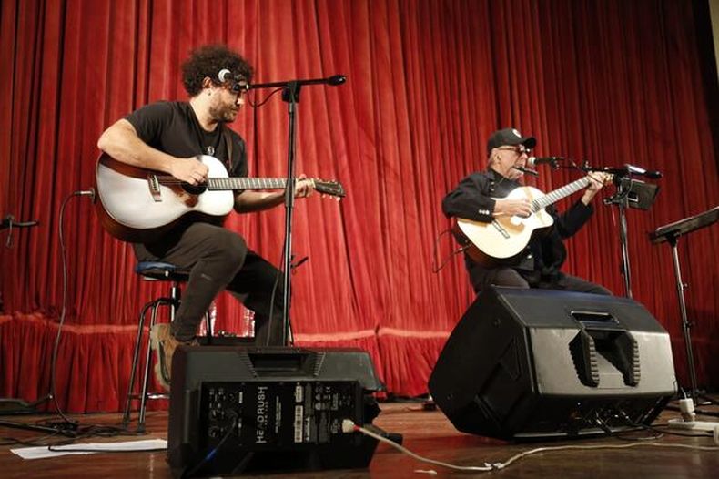 León Gieco y Raly Barrionuevo, tocando juntos en el acto de la UNC. (La Voz).
