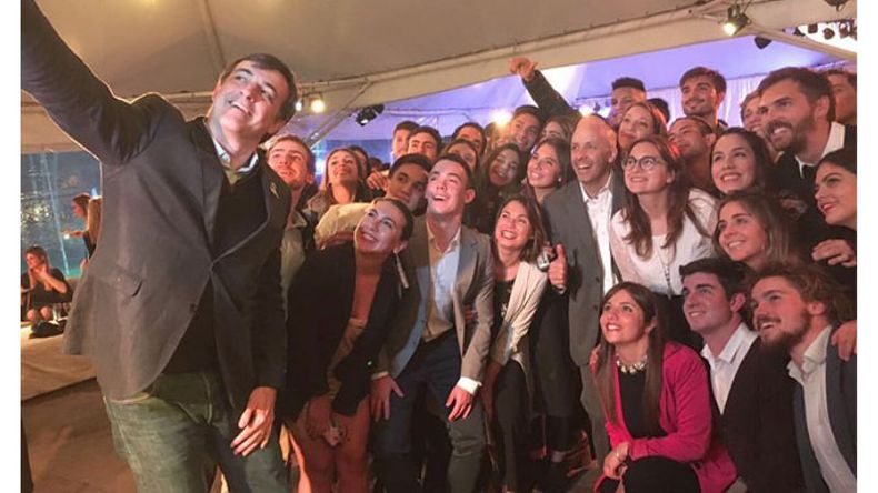 SELFIE. Bullrich fue el encargado de la foto grupal con candidatos y dirigentes..