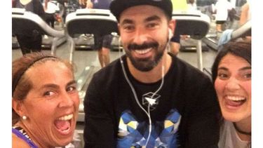 SONRISAS. Moni y Barby, junto al Pocho..