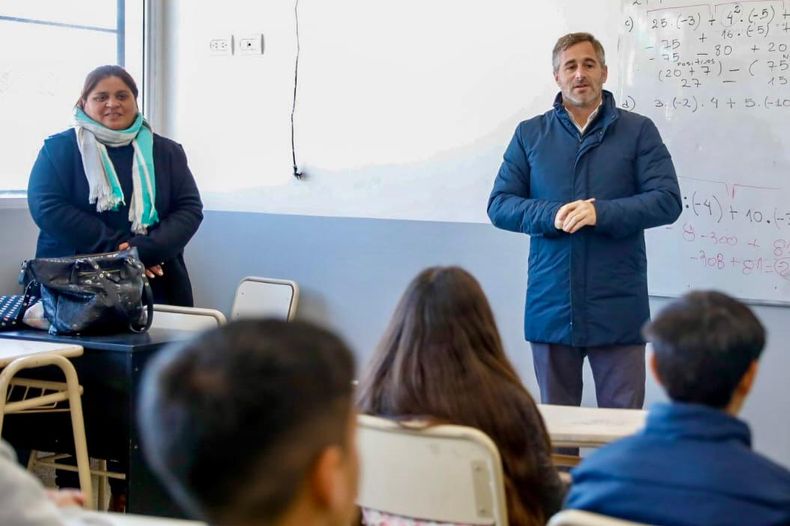 RECORRIDA. Tras el plan de obras, Achával recibió a los alumnos y docentes.