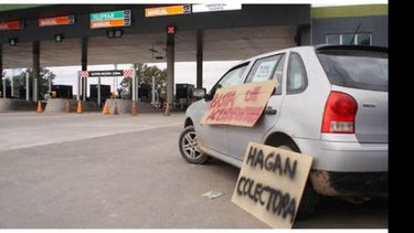 CARTELES. Las protestas vecinales en el peaje son constantes..