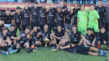 CAMPEONES. Los chicos de la Octava División de D10 con la copa.