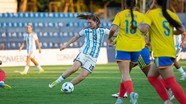 Annika Paz y un enganche ante colombia. Annika Paz y un enganche ante colombia.
