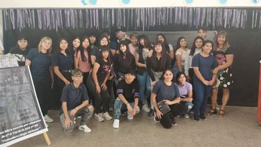 Los alumnos que participaron, junto a la profesora Telva Domínguez.