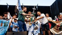 COPADO. Achával encabezó la entrega de trofeos en el Polideportivo. .