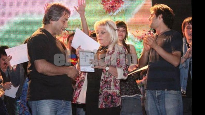 El maestro Héctor Bacci junto con Carmen Rodríguez..