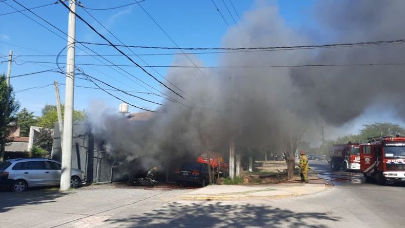 FUEGO. Las llamas debieron ser controladas por tres dotaciones de bomberos. .