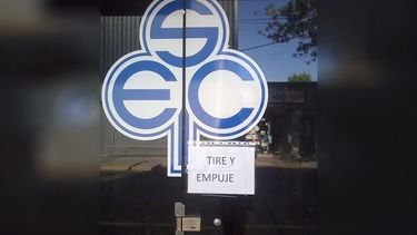 Cartelitos de Pilar. Este lo encontré en la puerta del Sindicato de Empleados de Comercios. “Tire y empuje”. Jorge..
