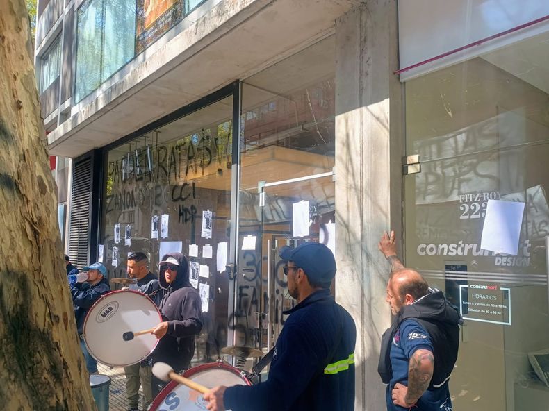 Trabajadores despedidos de ILVA llegaron hasta el barrio de Palermo para manifestarse.