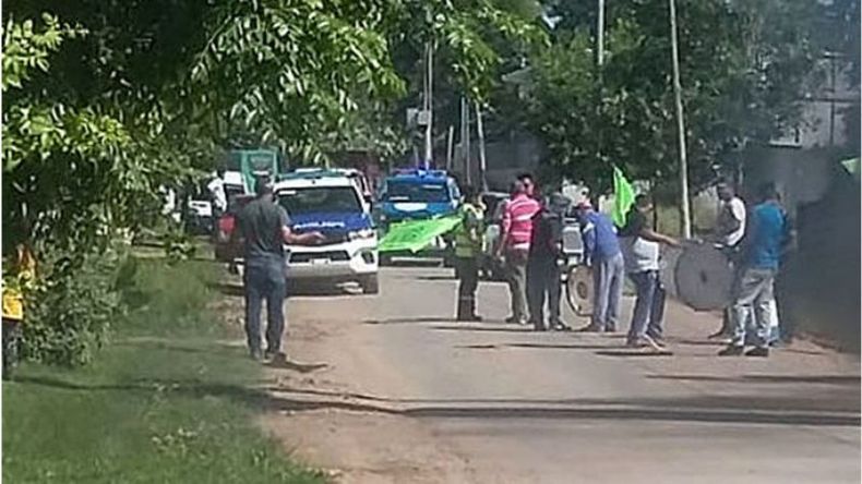 CORTE. Los trabajadores se manifestaron frente a la obra paralizada..