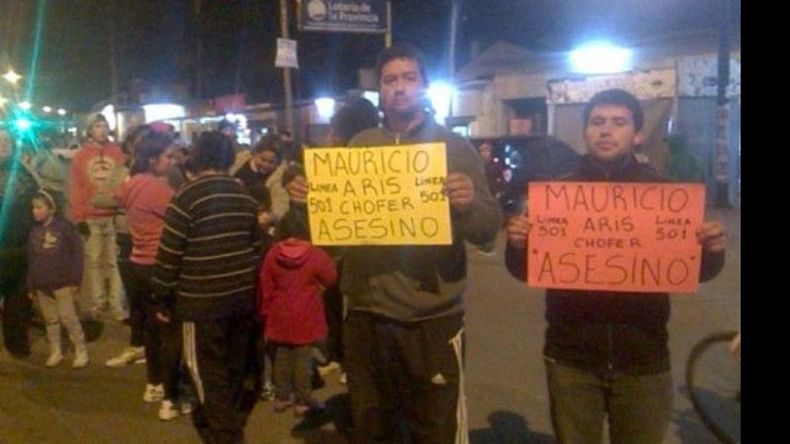 RECLAMO. Familiares de la víctima cortaron anoche la ruta 25..