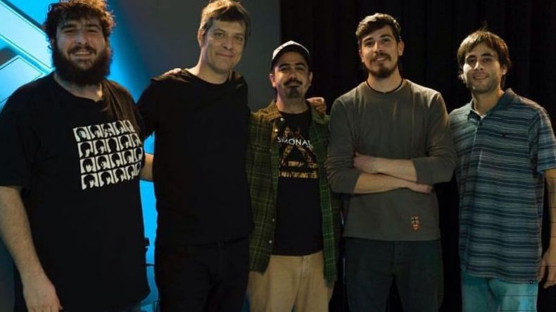 PROMOCIÓN. En la previa del show que anoche daban en The Roxy Live, la banda local Nene Almíbar se dio el gusto de tocar en el estudio Luis Alberto Spinetta, en el programa que por FM Vorterix conduce Mario Pergolini..