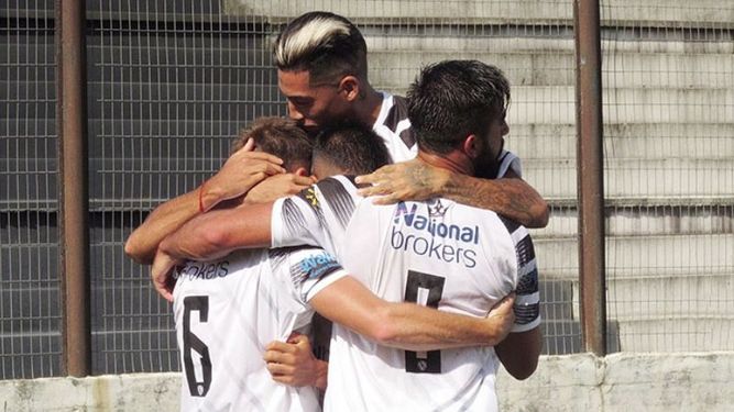 UNIDOS. Manuel Sánchez (6) y Arricau (9) festejan con un fuerte abrazo los goles. (PRENSA REAL PILAR)..
