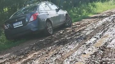 Tenemos serios problemas! Los caminos están intransitables. El pueblo cuenta con casi 100 familias y la situación se está poniendo sumamente peligrosa. La semana pasada se quedó una camioneta de la Policía, por ende, imaginen si se llegase a necesitar la asistencia de los bomberos o una ambulancia. Se tornó imposible salir hasta 4 o 5 días después de la lluvia. Esto en Santa Coloma, Manzanares. Caro.