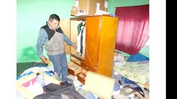 Osvaldo muestra los destrozos que provocaron los ladrones..
