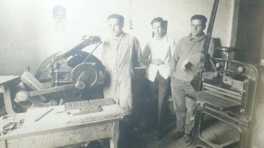 Severo Forte y Miguel Trinidad Fortez, en su taller de impresión..