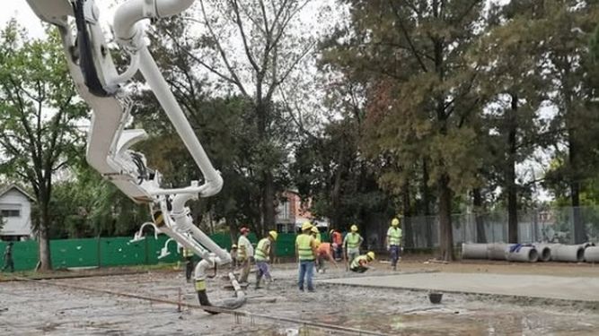 MANOS A LA OBRA. Las cuadrillas municipales apuran los trabajos de la plaza.