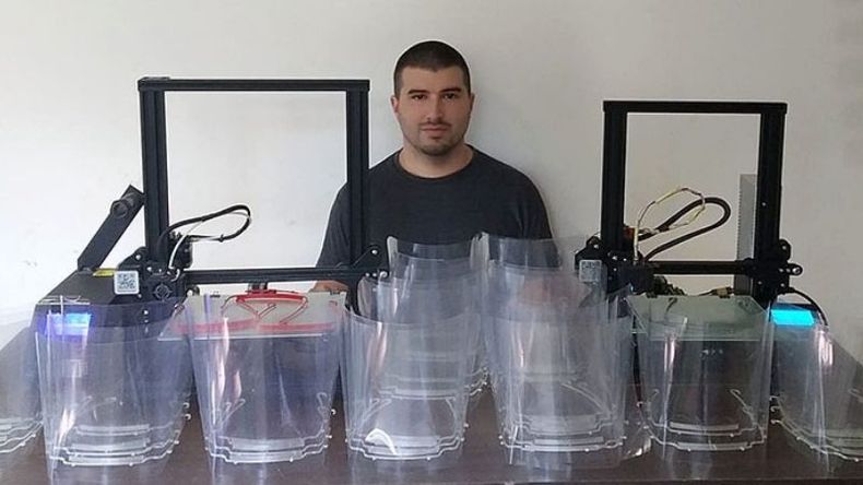 LISTAS PARA ENTREGAR. Un integrante de la red con las máscaras que elaboran..