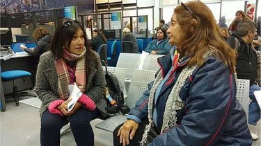 RECLAMO. Inés Ricci espera junto a una vecina ayer en la oficina de Edenor..
