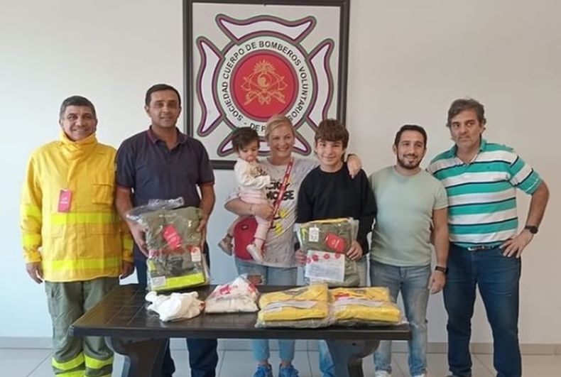 Los bomberos de Pilar recibieron un gesto de apoyo a su labor.