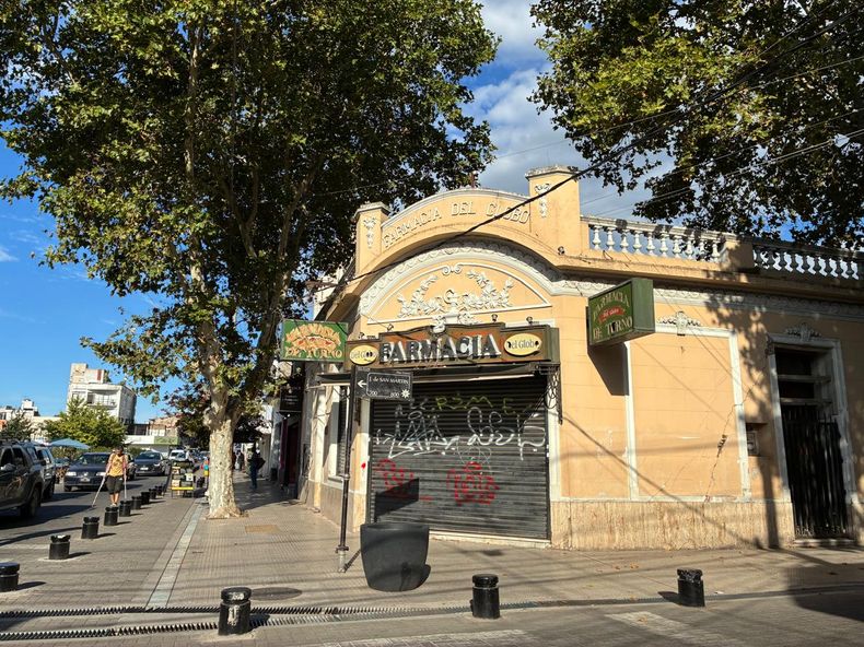 La emblemática esquina donde funcionaba la farmacia Del Globo, en Lorenzo López y San Martín.