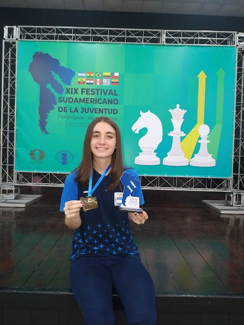 PREMIOS. Candela muestra la medalla y el trofeo tras competir en Blitz.