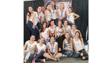 COPADAS. Las chicas del patín de Italiana posan con la Copa Anual..