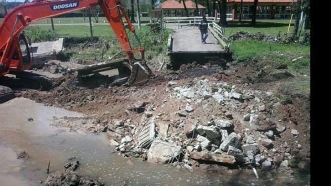 OBSTRUCCIÓN. Sin el puente, el agua del arroyo circulará más rápido..