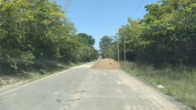 MONTAÑA. La tosca cortó parte de la calle Patricios, camino al Lugar del Milagro, en Zelaya..