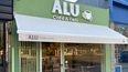ALU Café está ubicado sobre la Avenida Presidente Perón, frente al Hospital Austral. ALU Café está ubicado sobre la Avenida Presidente Perón, frente al Hospital Austral.