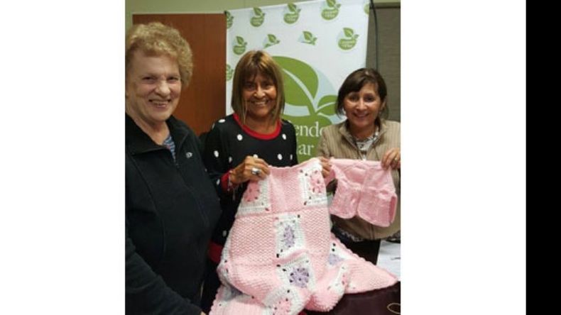 AGUJA Y LANA. Leticia Capón Pederzoli, Mima Caprio y Elsa Burcheri, integrantes del grupo de tejedoras solidarias de la Fundación Creciendo en Pilar..