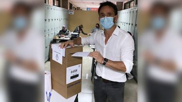 GANADOR DE LA INTERNA. Neuspiller emitiendo su voto. .
