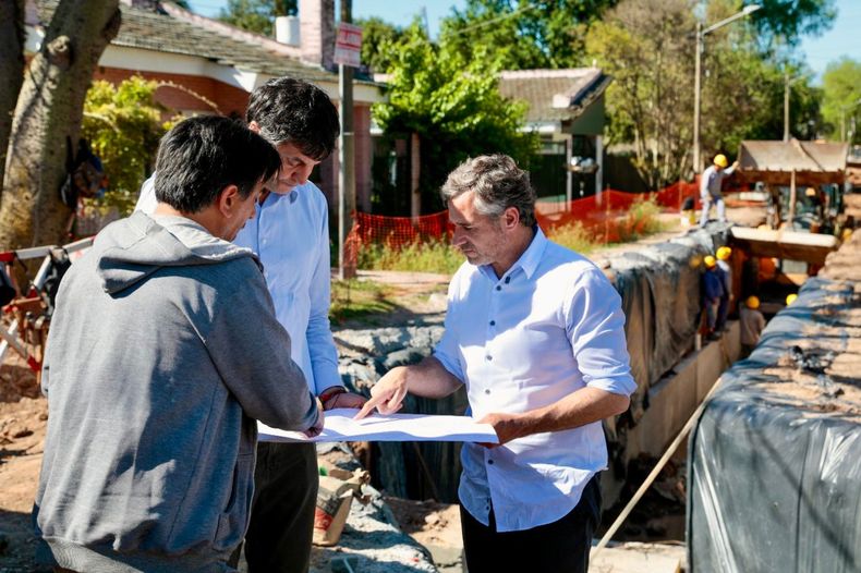 PLANOS. Achával supervisa los detalles de la obra, en el barrio El Rocío.