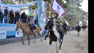 Pueblo Gaucho. Los centros tradicionalistas en su paso frente al palco oficial..