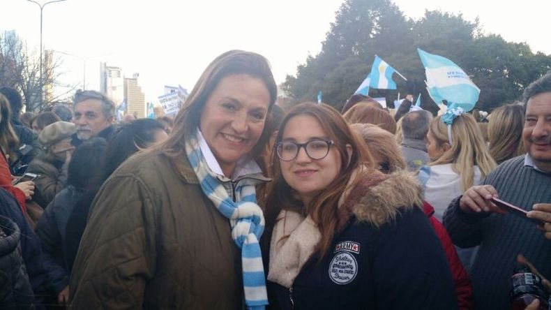 Bortulé (derecha), junto a Campagnoli, durante una protesta frente a los tribunales de Comodoro Py..