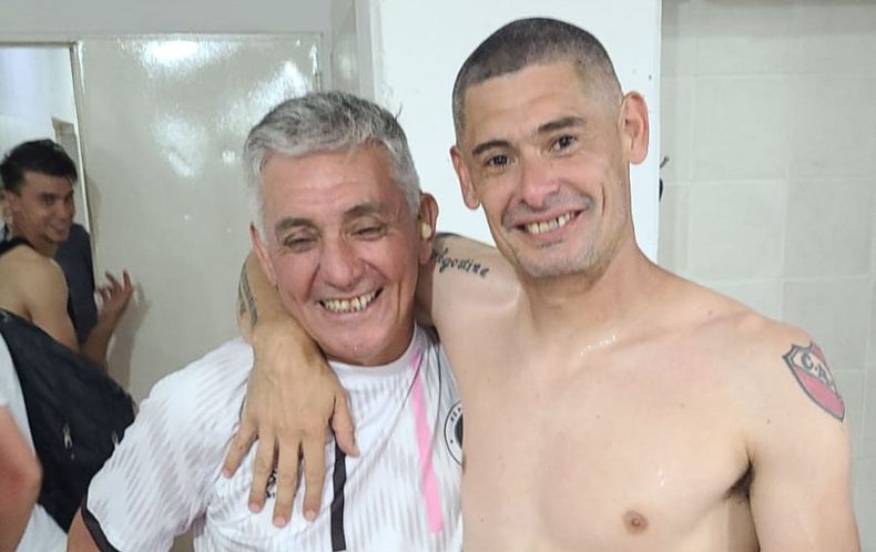 EN FAMILIA Cano sonre con su pap en el vestuario tras lograr el rcord de valla invicta