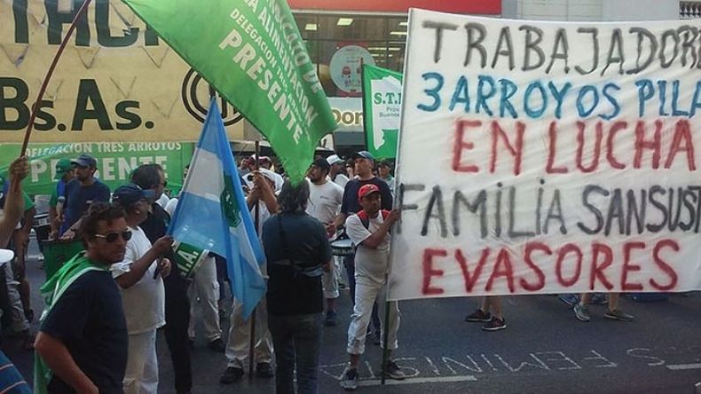 PROTESTA. Trabajadores, en la puerta del Ministerio de Producción. .