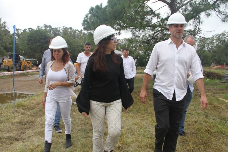 Achával recorrió con Batakis la obra que se realiza en Villa Rosa.