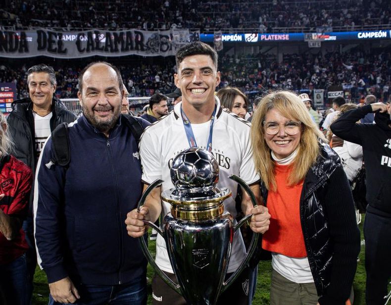 Federico Losas y sus papás, Gabriel y Graciela: El cariño y el amor que les tengo, el esfuerzo que han hecho toda mi vida para que yo esté hoy en este lugar. Es impagable y todo gracias a ellos.