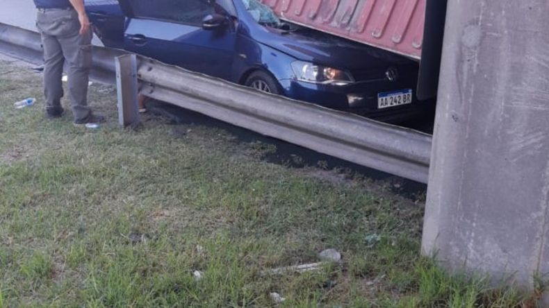 La carga cayó encima de un VW azul. Intentan rescatar al automovilista. Foto: Tránsito en Pilar. .